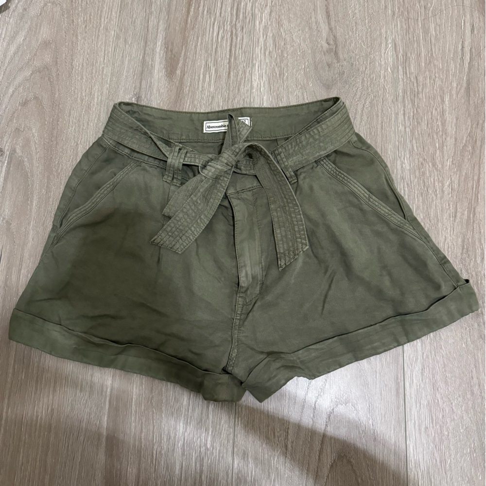 Abercrmbie belted cargo shorts